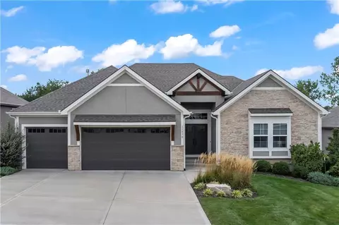 11570 S Montclaire Dr, Olathe, KS 66061
