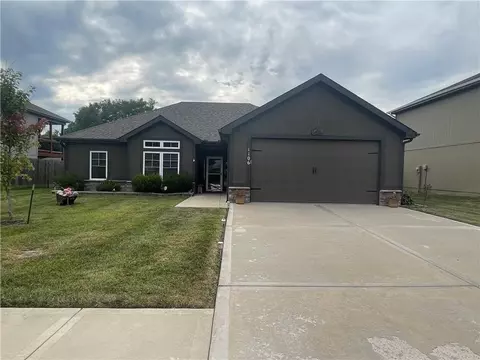 1106 SE Chelsey Ln, Oak Grove, MO 64075