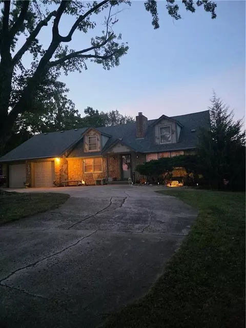 1220 NE Woods Chapel Rd, Lees Summit, MO 64064