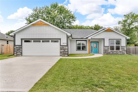 3233 SE Downing Dr, Topeka, KS 66605
