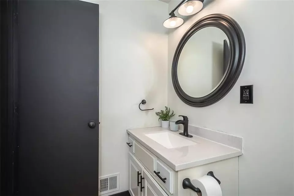 Bath - 4514 Strong Ave, Kansas City, KS 66106 photo 1 of 4