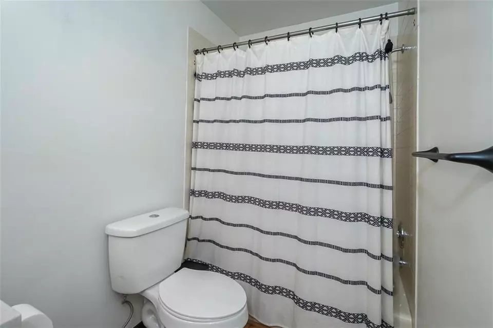 Bath - 4514 Strong Ave, Kansas City, KS 66106 photo 2 of 4