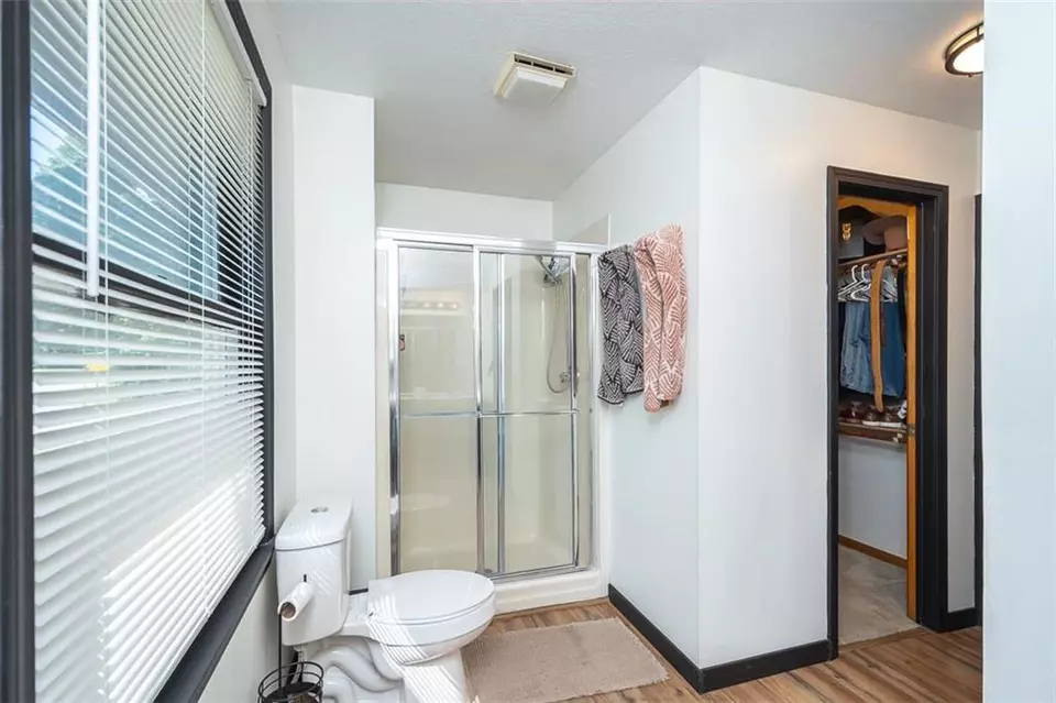 Bath - 4514 Strong Ave, Kansas City, KS 66106 photo 4 of 4