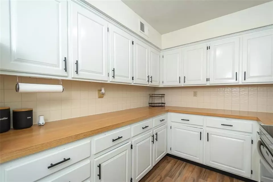 Kitchen - 4514 Strong Ave, Kansas City, KS 66106 photo 5 of 7