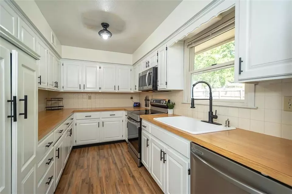Kitchen - 4514 Strong Ave, Kansas City, KS 66106 photo 3 of 7