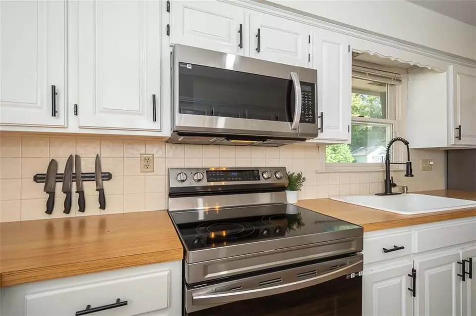 Kitchen - 4514 Strong Ave, Kansas City, KS 66106 photo 6 of 7