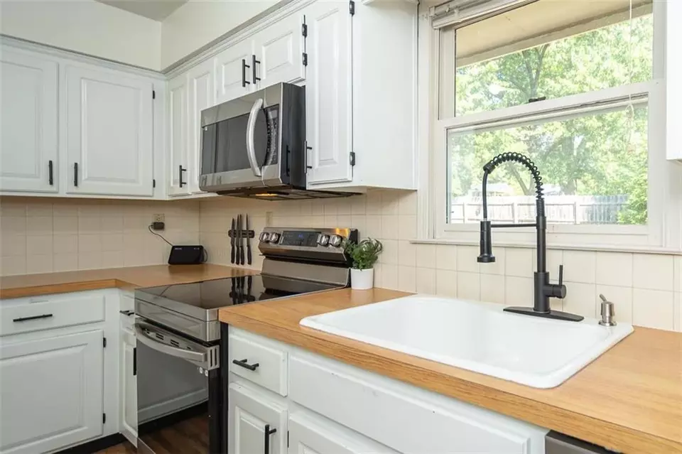 Kitchen - 4514 Strong Ave, Kansas City, KS 66106 photo 4 of 7