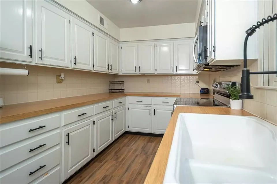 Kitchen - 4514 Strong Ave, Kansas City, KS 66106 photo 2 of 7