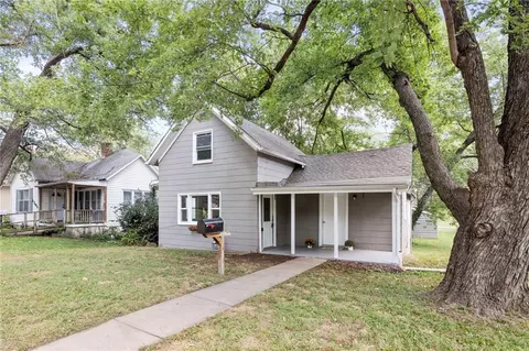 1207 S 2nd St, Leavenworth, KS 66048