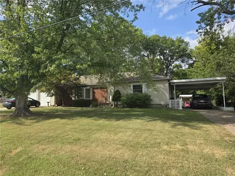 215 E Henry St, Clinton, MO 64735