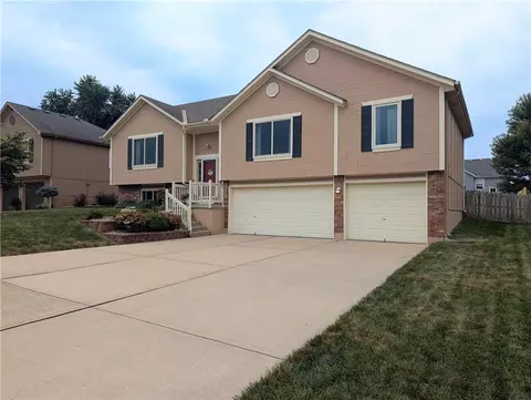 1402 Tabitha Ln, Greenwood, MO 64034