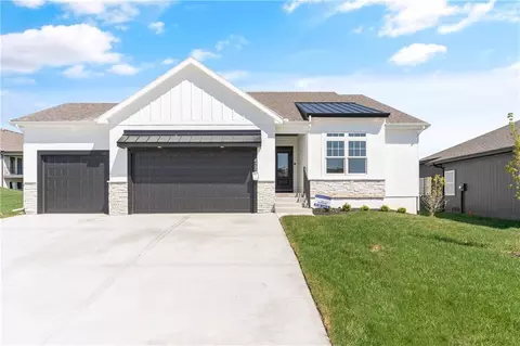 4133 NE Dearborn Ln, Lees Summit, MO 64064