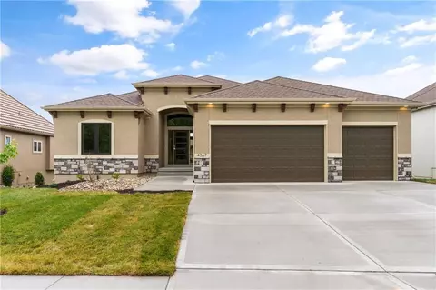 4367 NE Hideaway Dr, Lees Summit, MO 64064