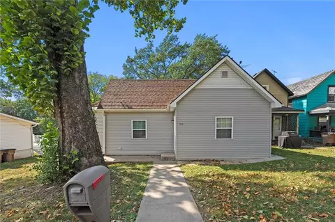 923 N 7th St, Atchison, KS 66002