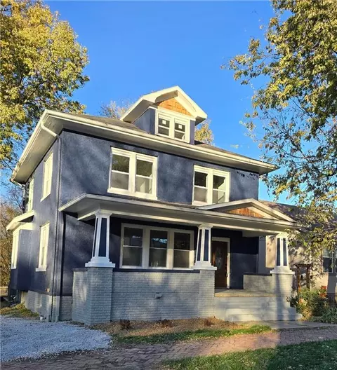 208 W Piankishaw St, Paola, KS 66071