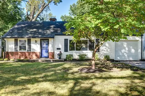 7524 Sagamore Rd, Prairie Village, KS 66208