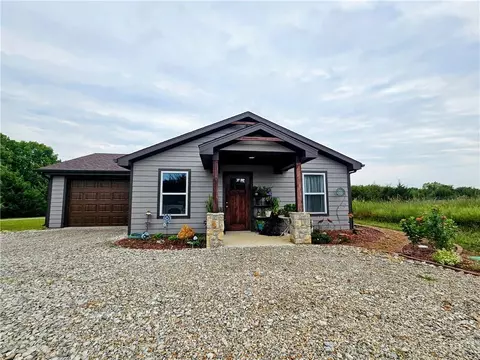 2 Illinois Dr, Linn Valley, KS 66040