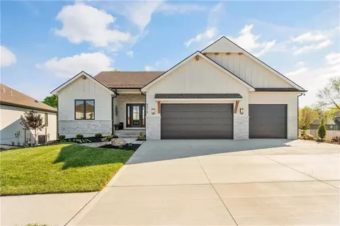 4312 NE Hideaway Dr, Lees Summit, MO 64064