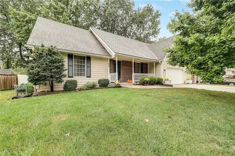 904 NW Oakridge Dr, Blue Springs, MO 64015