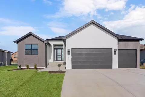 16367 S Marais Dr, Olathe, KS 66062