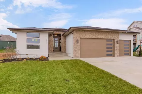 16642 S Hall St, Olathe, KS 66062