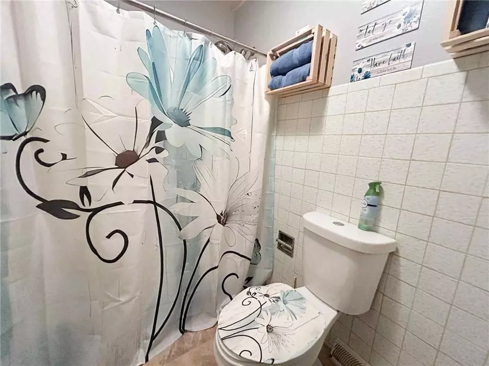 Bath - 529 N 5th St, Lacygne, KS 66040 photo 3 of 3