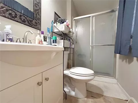 Bath - 529 N 5th St, Lacygne, KS 66040 photo 1 of 3