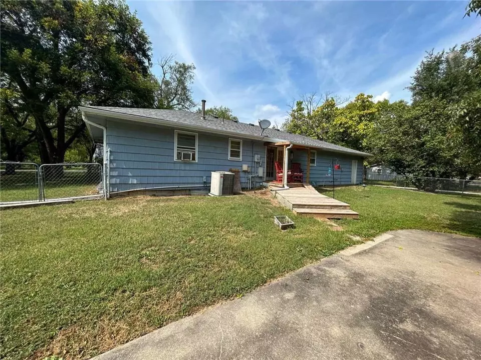 Exterior - 529 N 5th St, Lacygne, KS 66040 photo 3 of 4