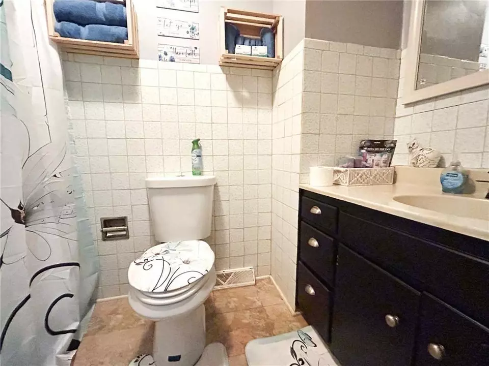 Bath - 529 N 5th St, Lacygne, KS 66040 photo 2 of 3