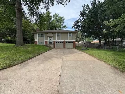404 SW Keystone Ct, Blue Springs, MO 64014