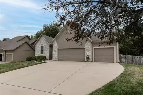 636 N Diane Dr, Olathe, KS 66061
