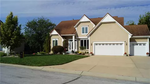 6122 NE Upperwood Rd, Lees Summit, MO 64064