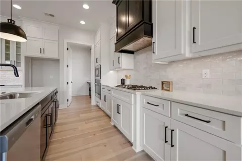 Kitchen - 9836 Shady Bend Rd, Lenexa, KS 66227 photo 3 of 4