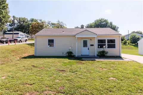 2220 Sycamore Ct, Saint Joseph, MO 64503