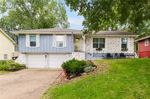 511 Sunset Ln, Belton, MO 64012