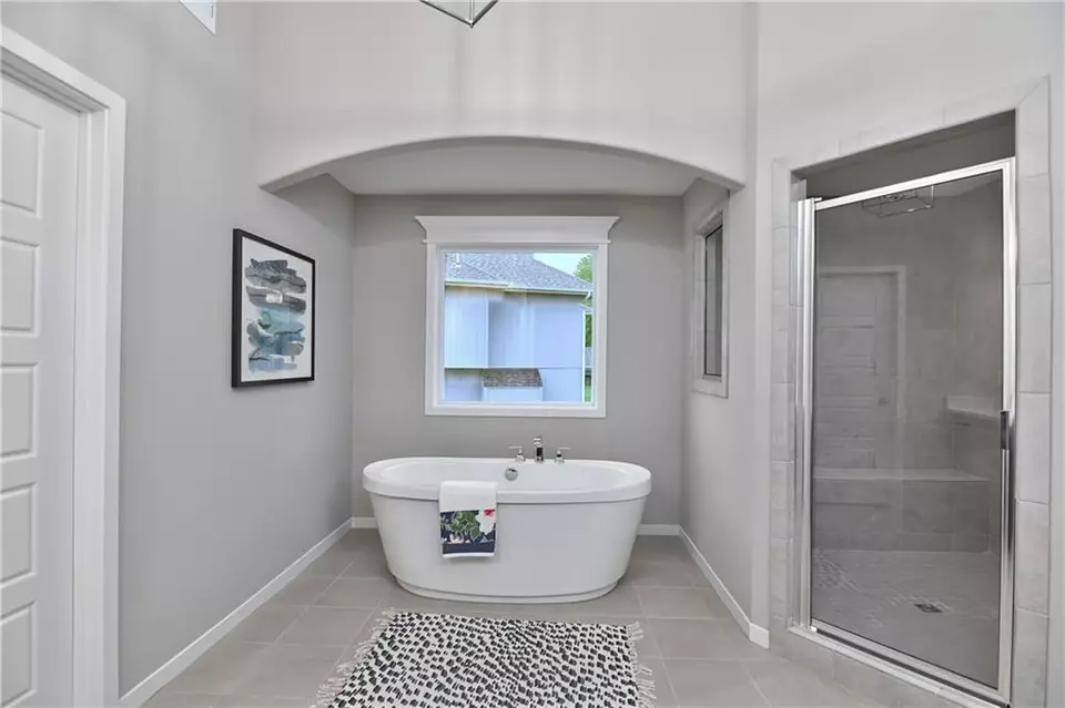 Bath - 6118 Lewis Dr, Shawnee, KS 66226 photo 2 of 7