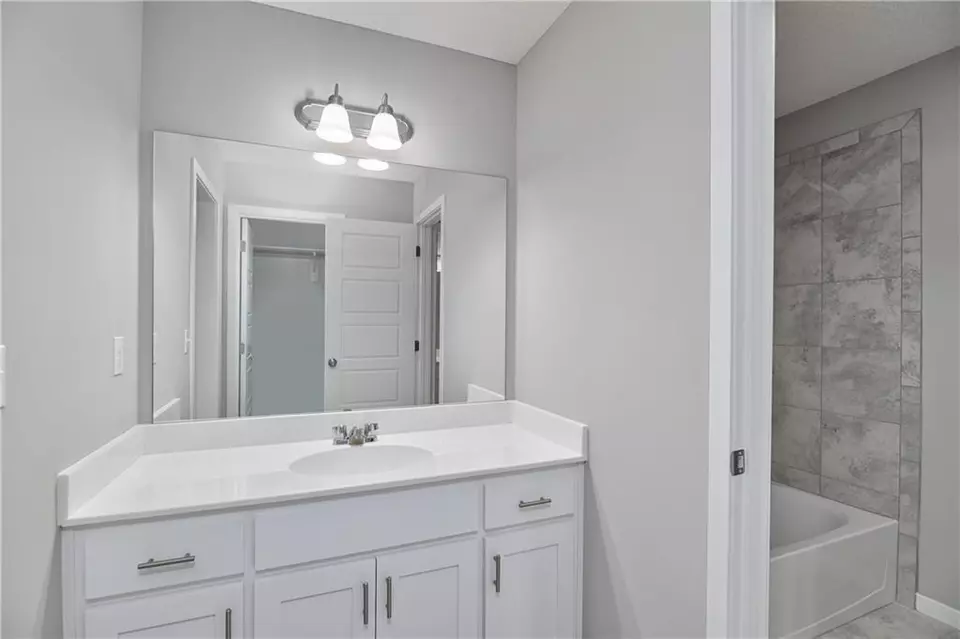 Bath - 6118 Lewis Dr, Shawnee, KS 66226 photo 6 of 7