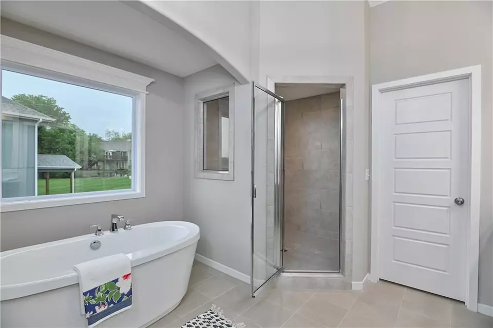 Bath - 6118 Lewis Dr, Shawnee, KS 66226 photo 4 of 7