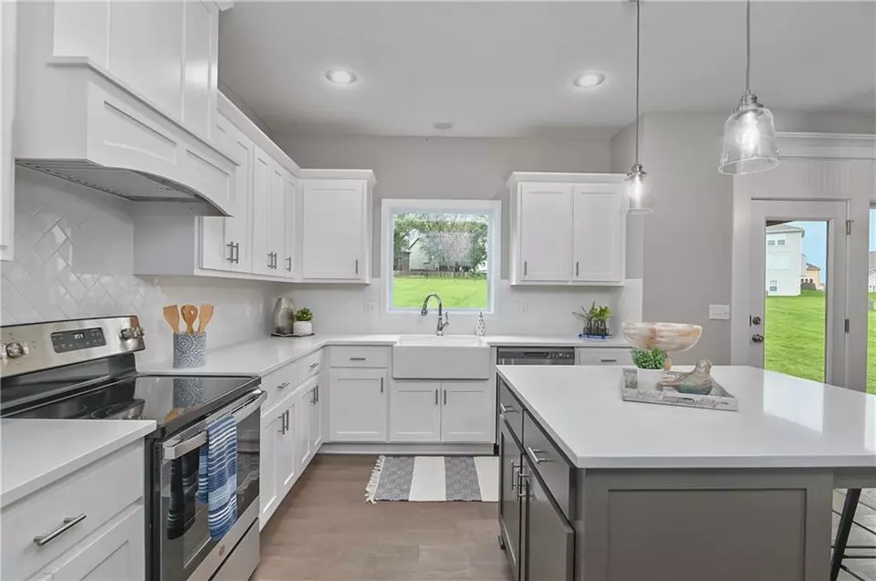 Kitchen - 6118 Lewis Dr, Shawnee, KS 66226 photo 3 of 4