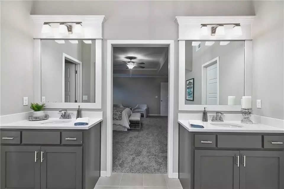 Bath - 6118 Lewis Dr, Shawnee, KS 66226 photo 3 of 7