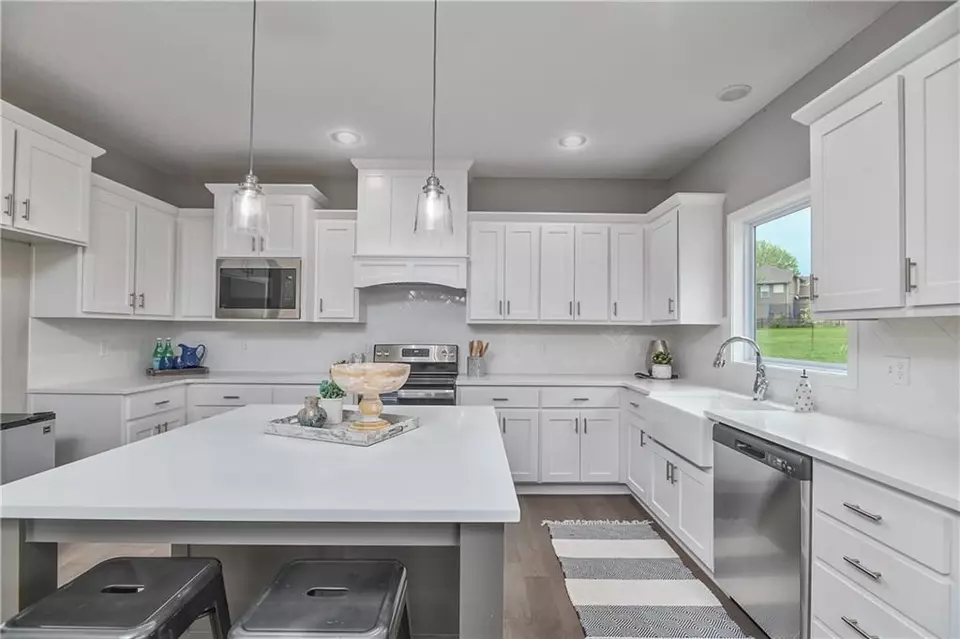 Kitchen - 6118 Lewis Dr, Shawnee, KS 66226 photo 2 of 4