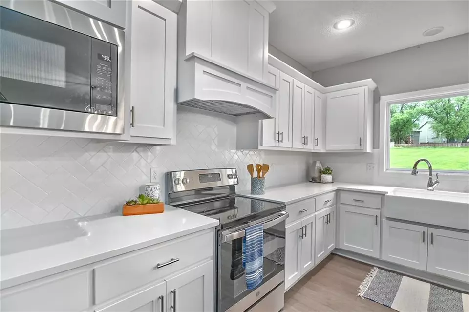 Kitchen - 6118 Lewis Dr, Shawnee, KS 66226 photo 4 of 4