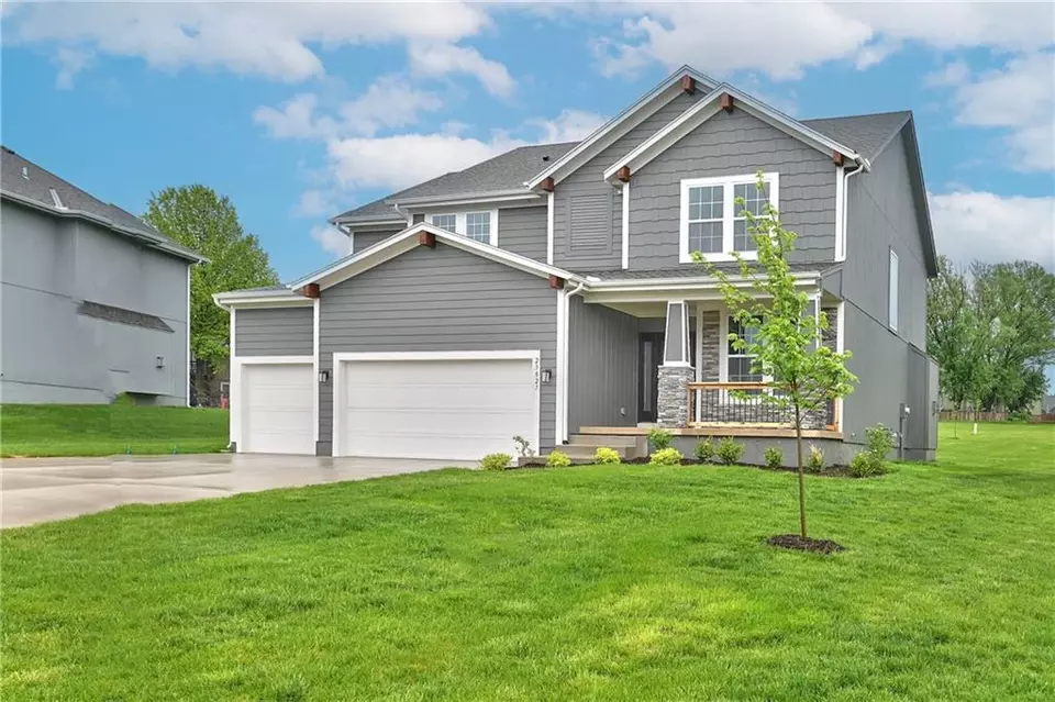 Exterior - 6118 Lewis Dr, Shawnee, KS 66226 photo 2 of 5