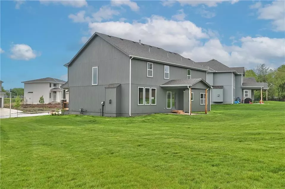 Exterior - 6118 Lewis Dr, Shawnee, KS 66226 photo 4 of 5