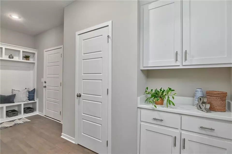 Entry Way - 6118 Lewis Dr, Shawnee, KS 66226 photo 3 of 4