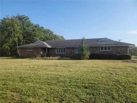3215 W 8th St, Coffeyville, KS 67337