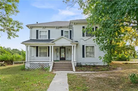 909 S Locust St, Sweet Springs, MO 65351