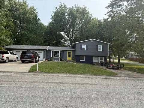 111 Pawnee St, Hiawatha, KS 66434