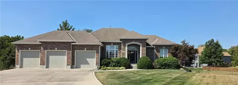 320 SE Canter Cir, Lees Summit, MO 64082