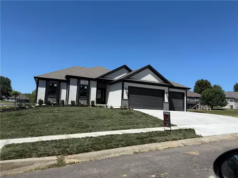 504 Blackhawke Dr, Smithville, MO 64089